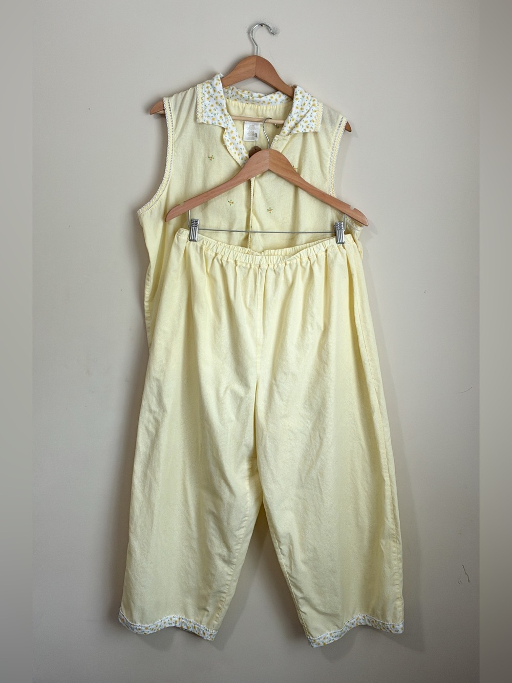 Vintage Light Yellow Sleeveless Pajama Set with Floral Collar